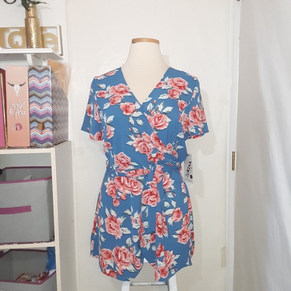 ๐Boutique Floral Romper - Picture 6 of 7